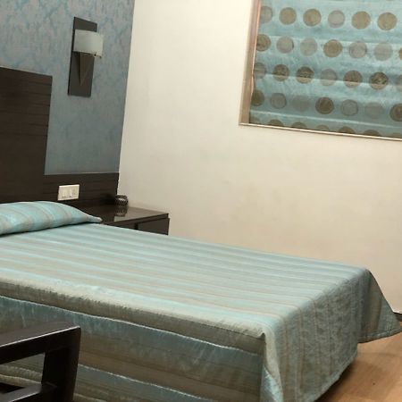 Hotel Sweet Home Мумбаї Екстер'єр фото